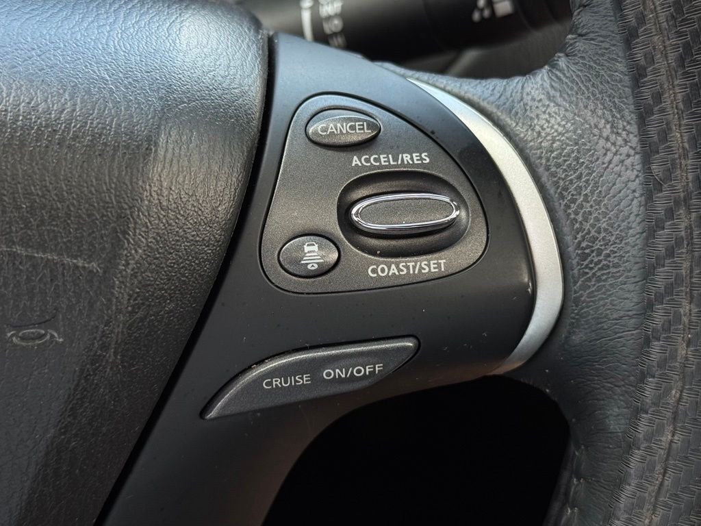 Used 2018 Red Nissan SL image 31