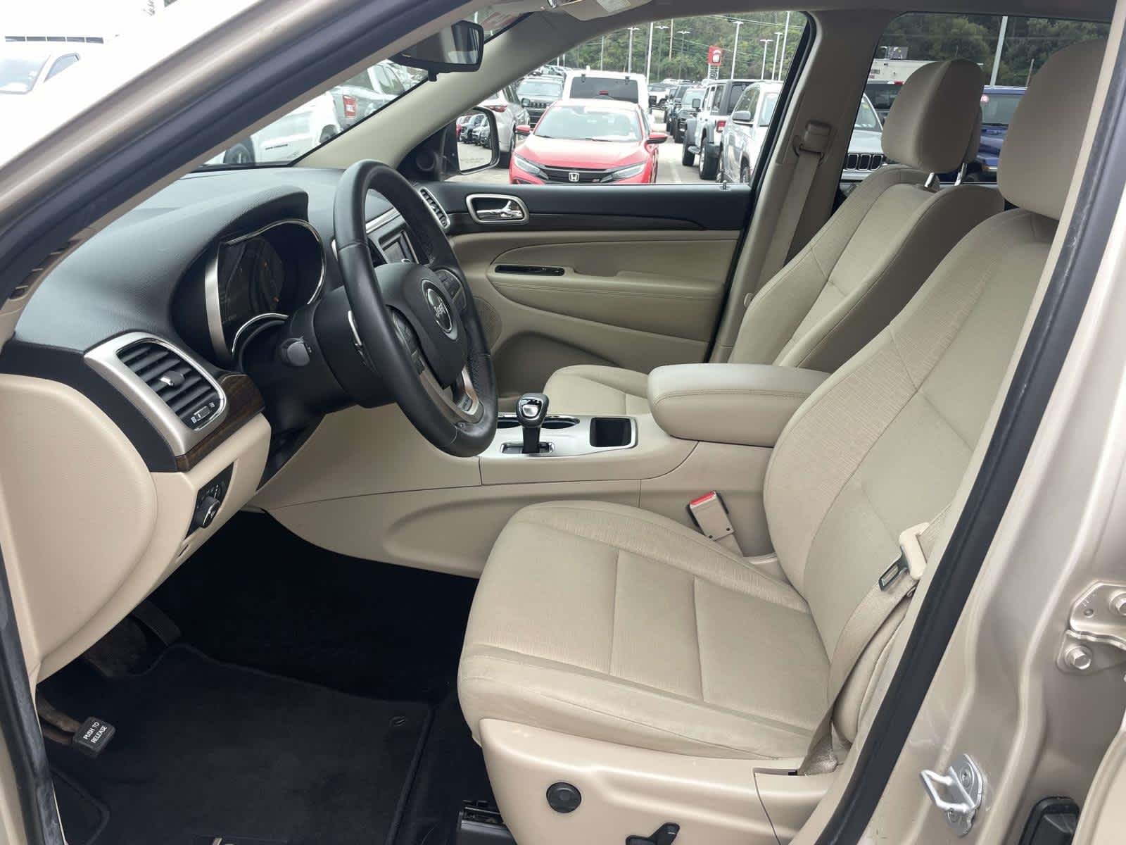 Used 2014 Cashmere Pearlcoat Jeep Laredo image 23