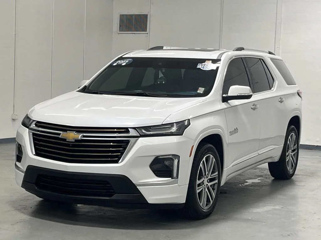 Used 2023 Iridescent Pearl Tricoat Chevrolet High Country image 4