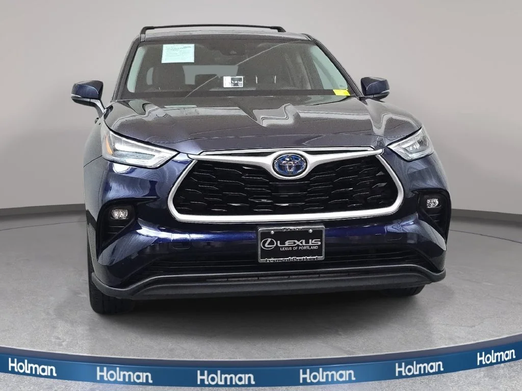 Used 2020  Toyota LE image 3
