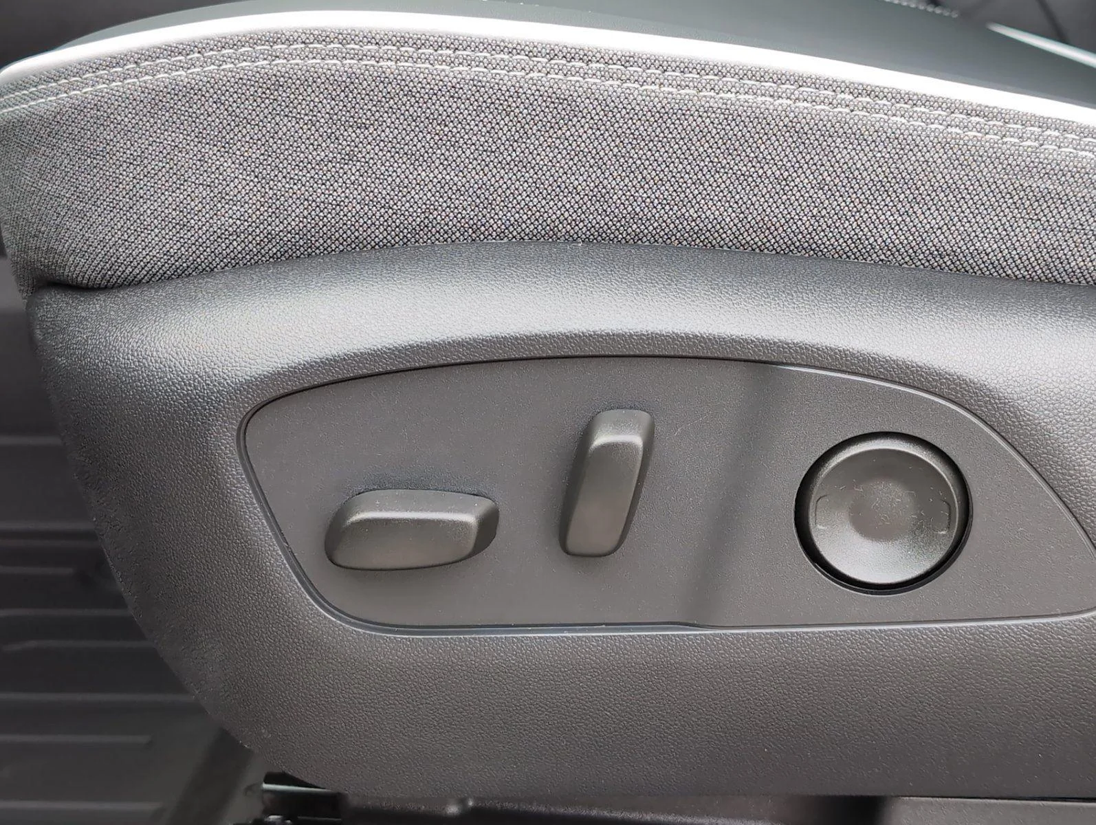 New 2026 Summit White GMC Elevation Standard Range image 18