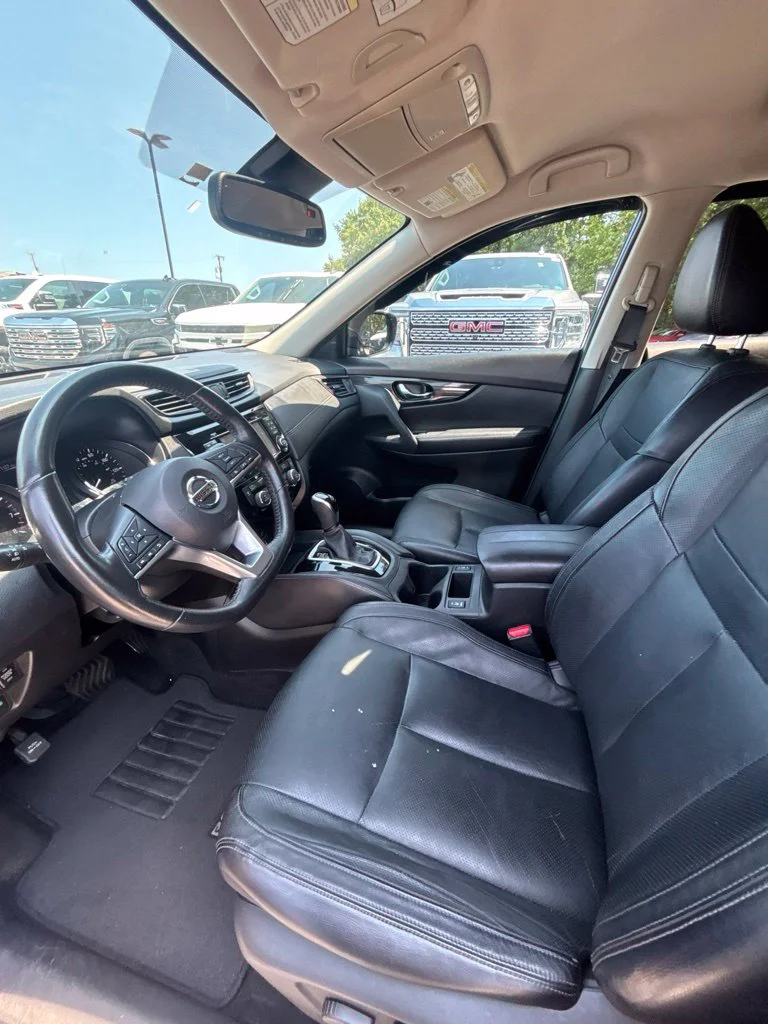 Used 2017 Blue Nissan SL image 12