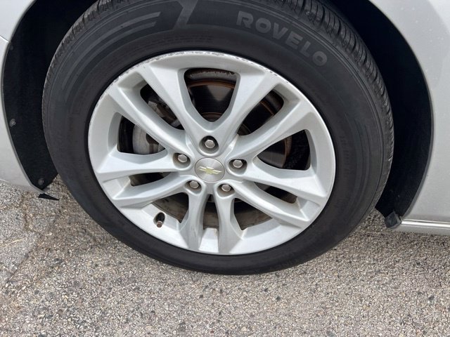 Used 2018 SILVER ICE METALLIC Chevrolet LT image 4