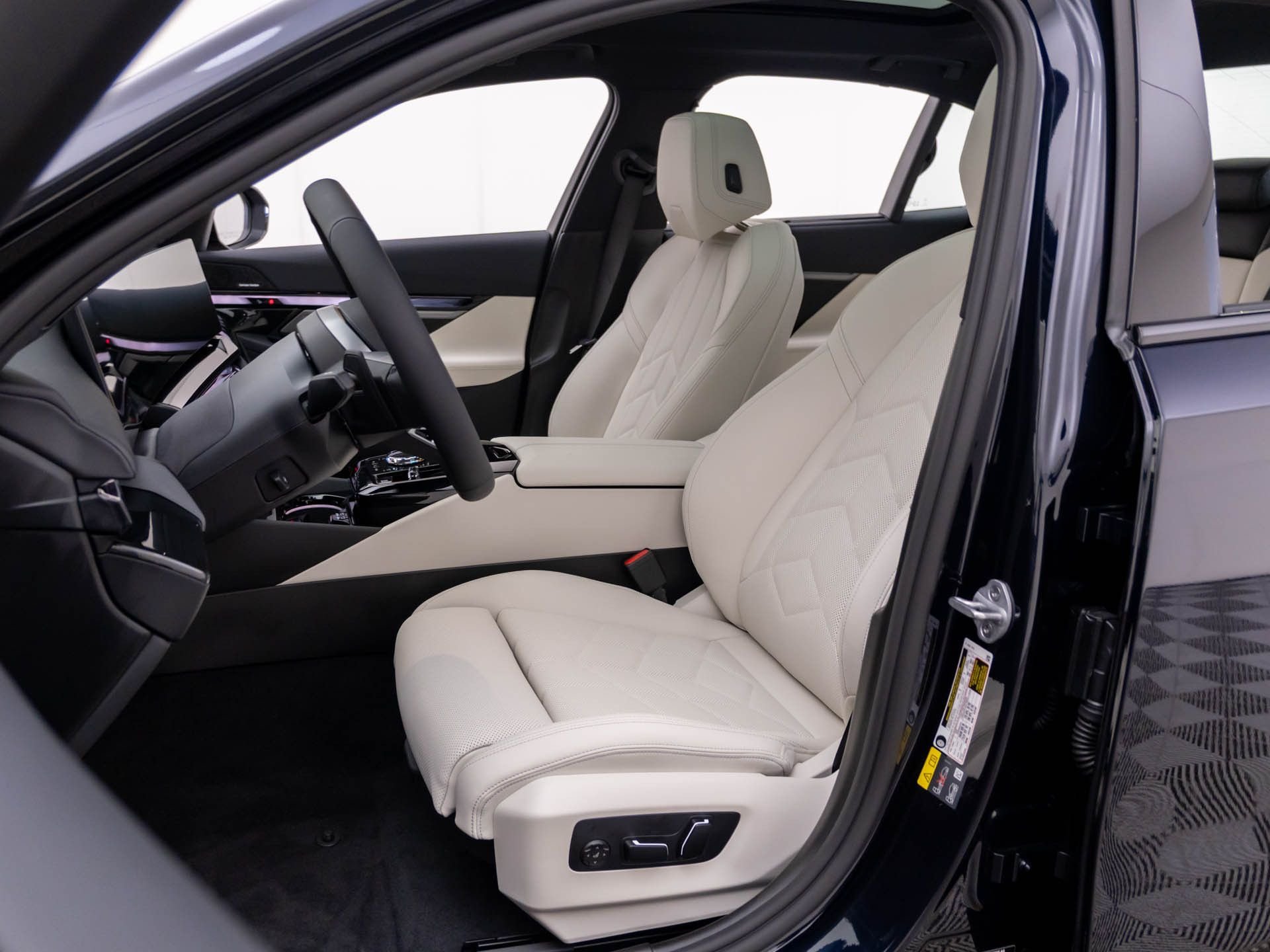 New 2027 Carbon Black Metallic BMW 550e xDrive image 16