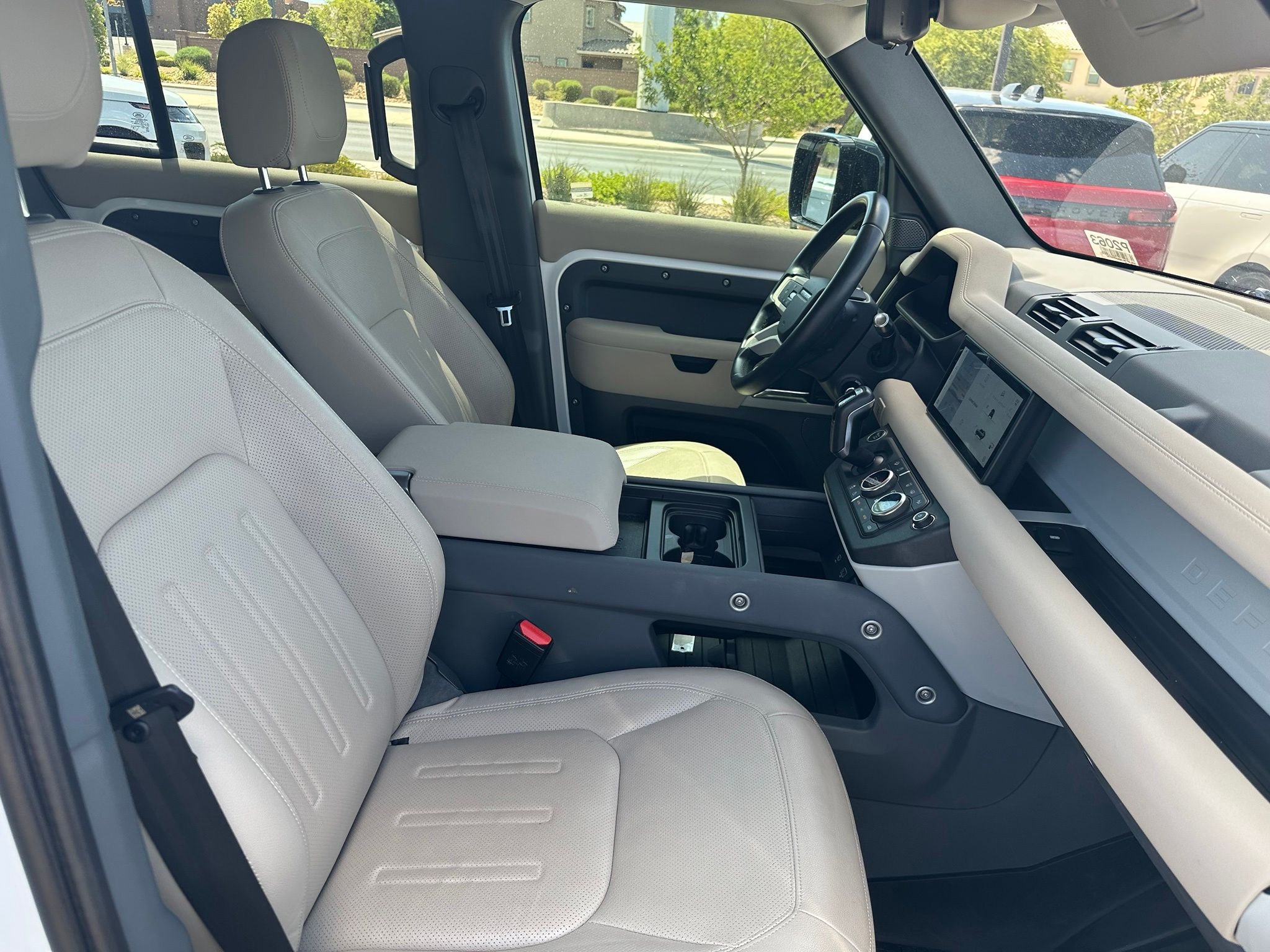 Used 2021 Fuji White Land Rover SE image 4