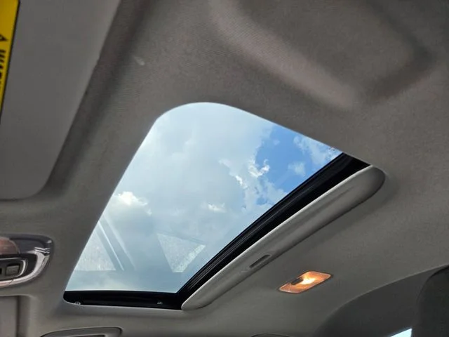 Used 2025 White Hyundai SEL Convenience image 11