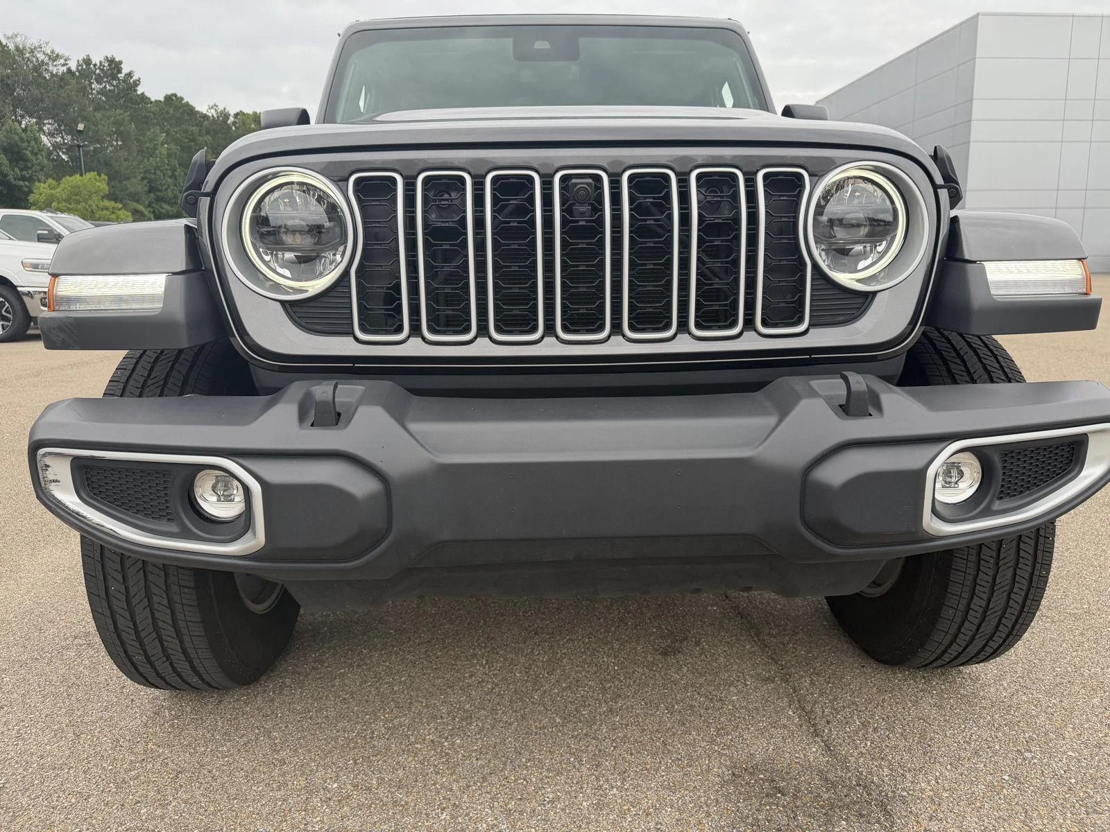 Used 2025 Granite Crystal Metallic Clearcoat Jeep Sahara image 24