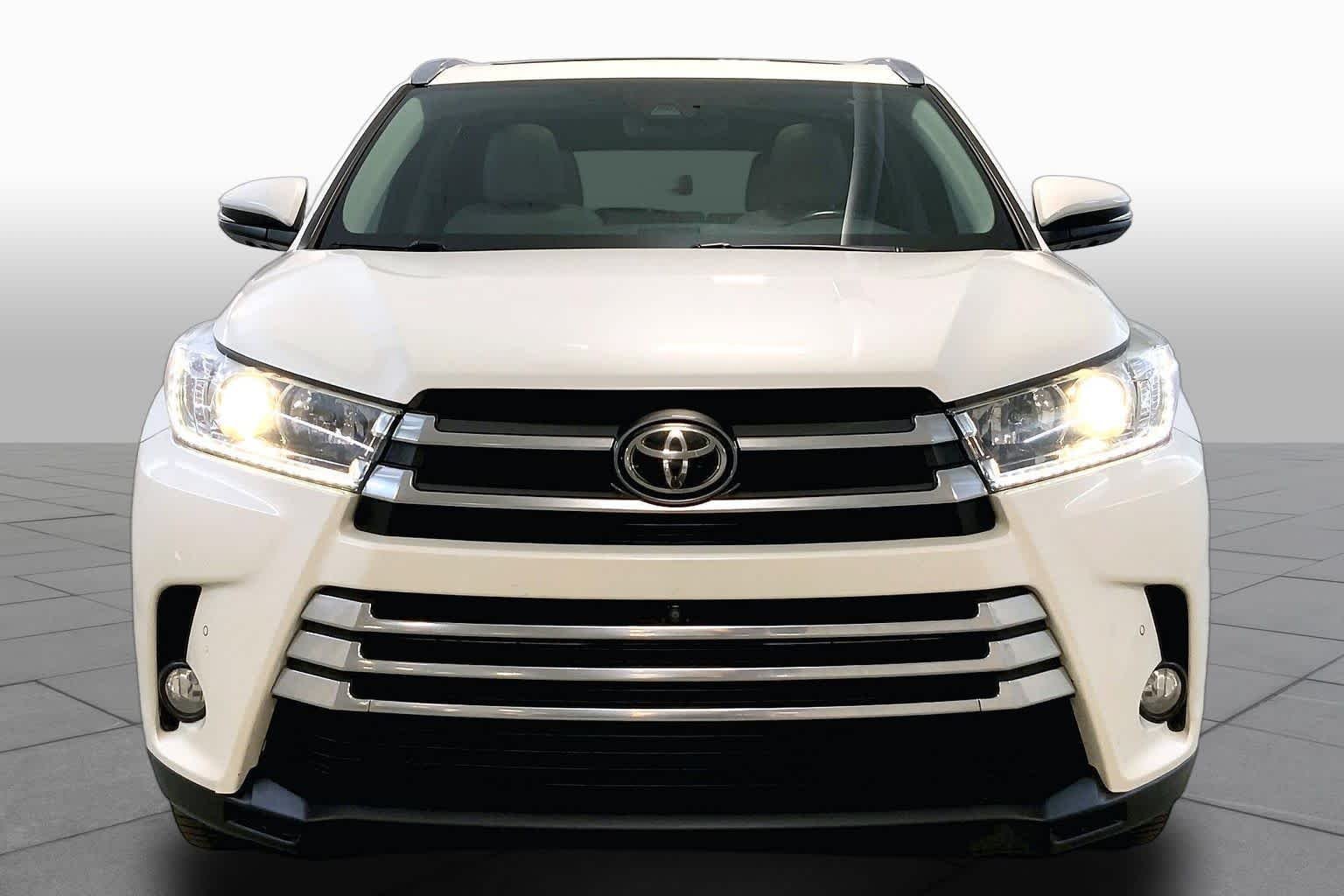 Used 2017 Blizzard Pearl Toyota Limited Platinum image 3