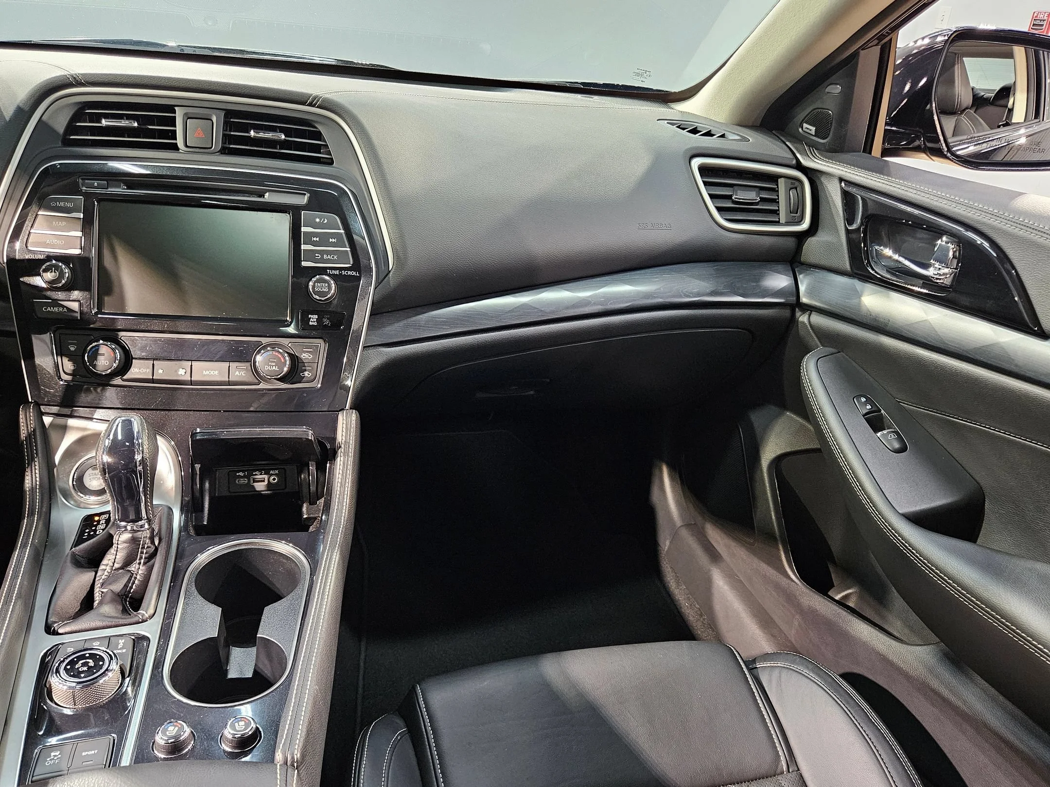 Used 2020 Super Black Nissan Platinum image 11