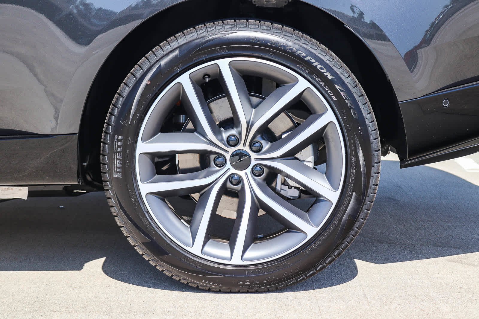 New 2026 Carpathian Grey Land Rover SE image 6