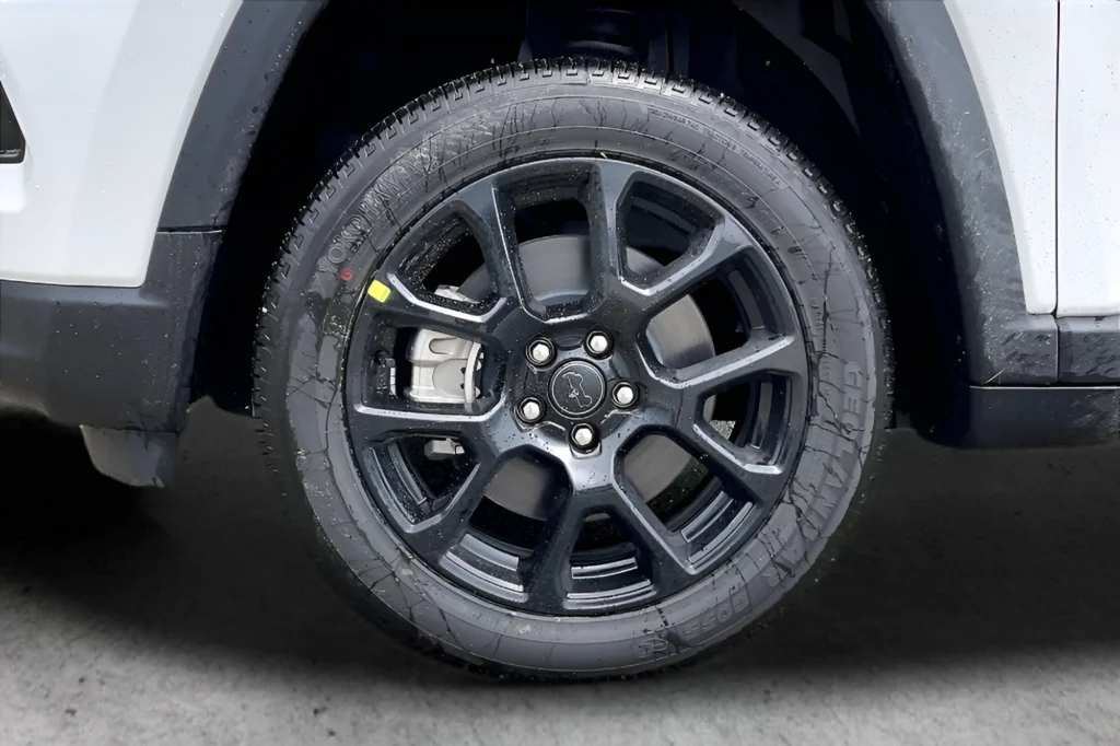 New 2026 Bright White Clearcoat Jeep Latitude image 12