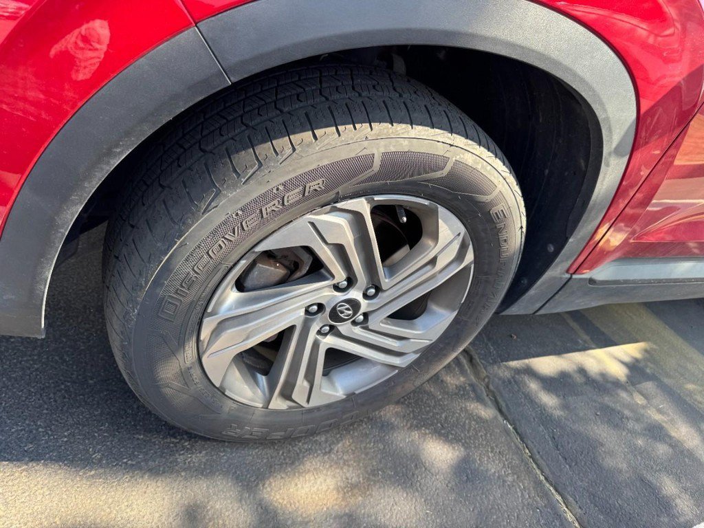 Used 2022 Red Hyundai SE image 4