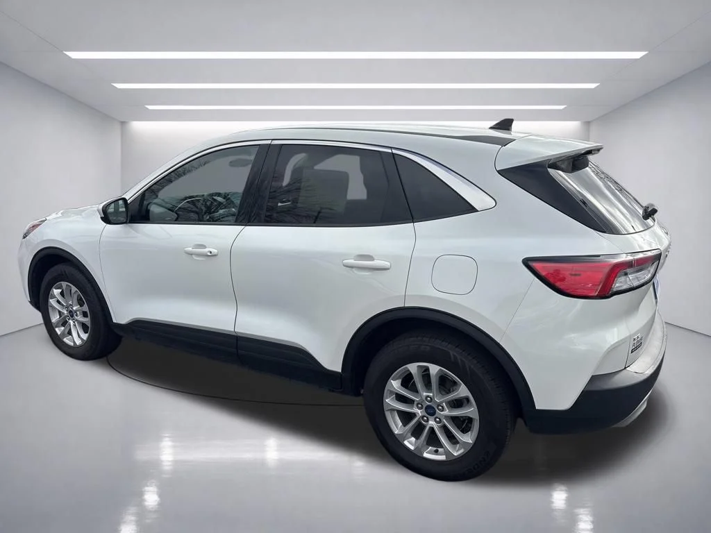 Used 2021 Star White Metallic Tri-Coat Ford SE image 4