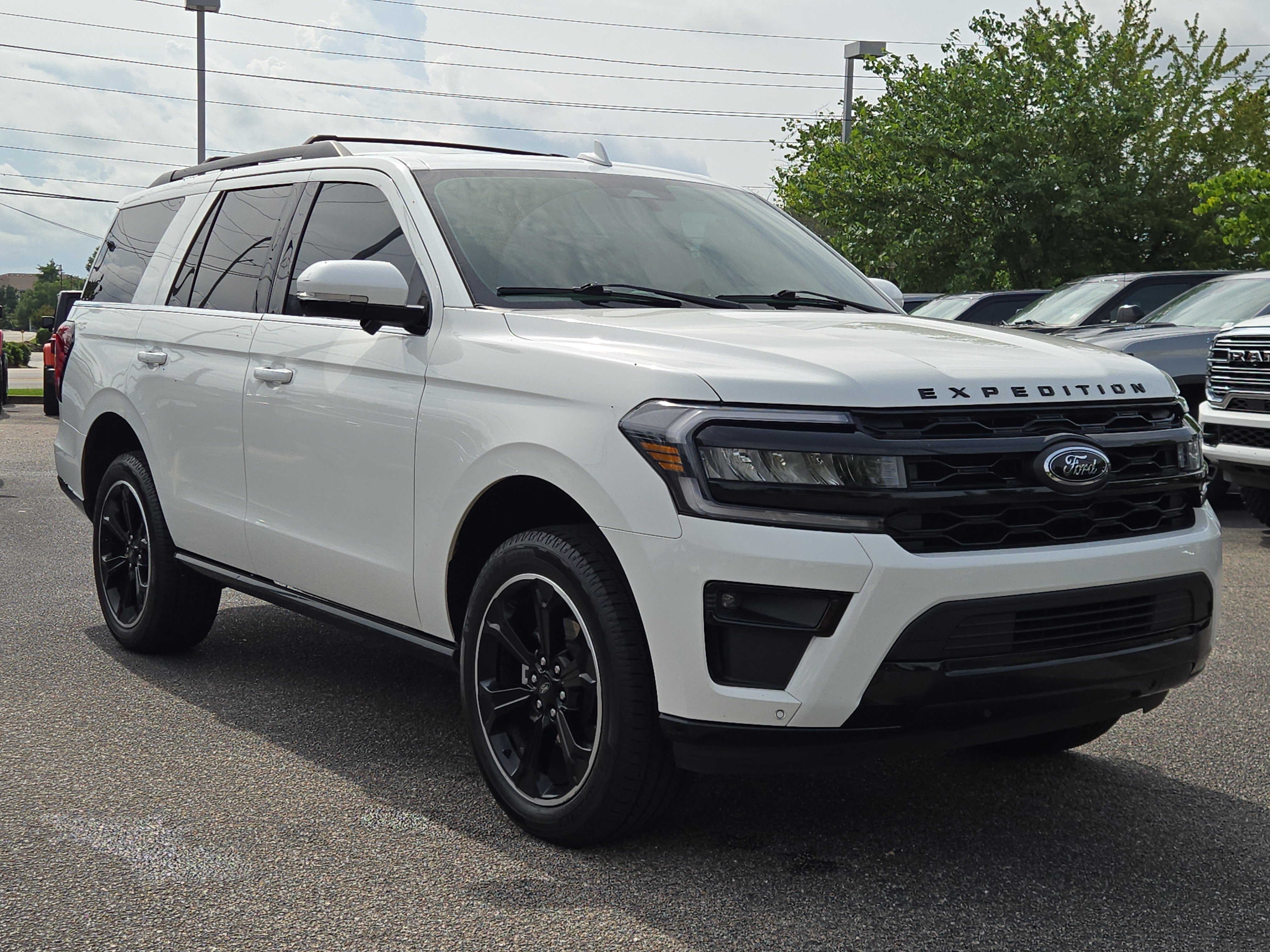 Used 2023 White Ford Limited image 3
