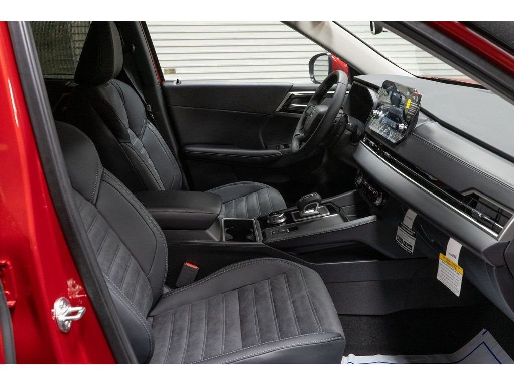 2025 Mitsubishi Outlander Plug-in Hybrid SE - Photo 17