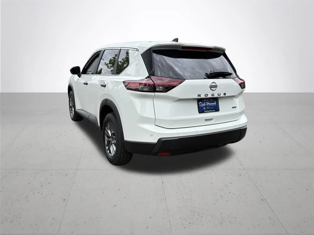 Used 2024 White Nissan S image 4