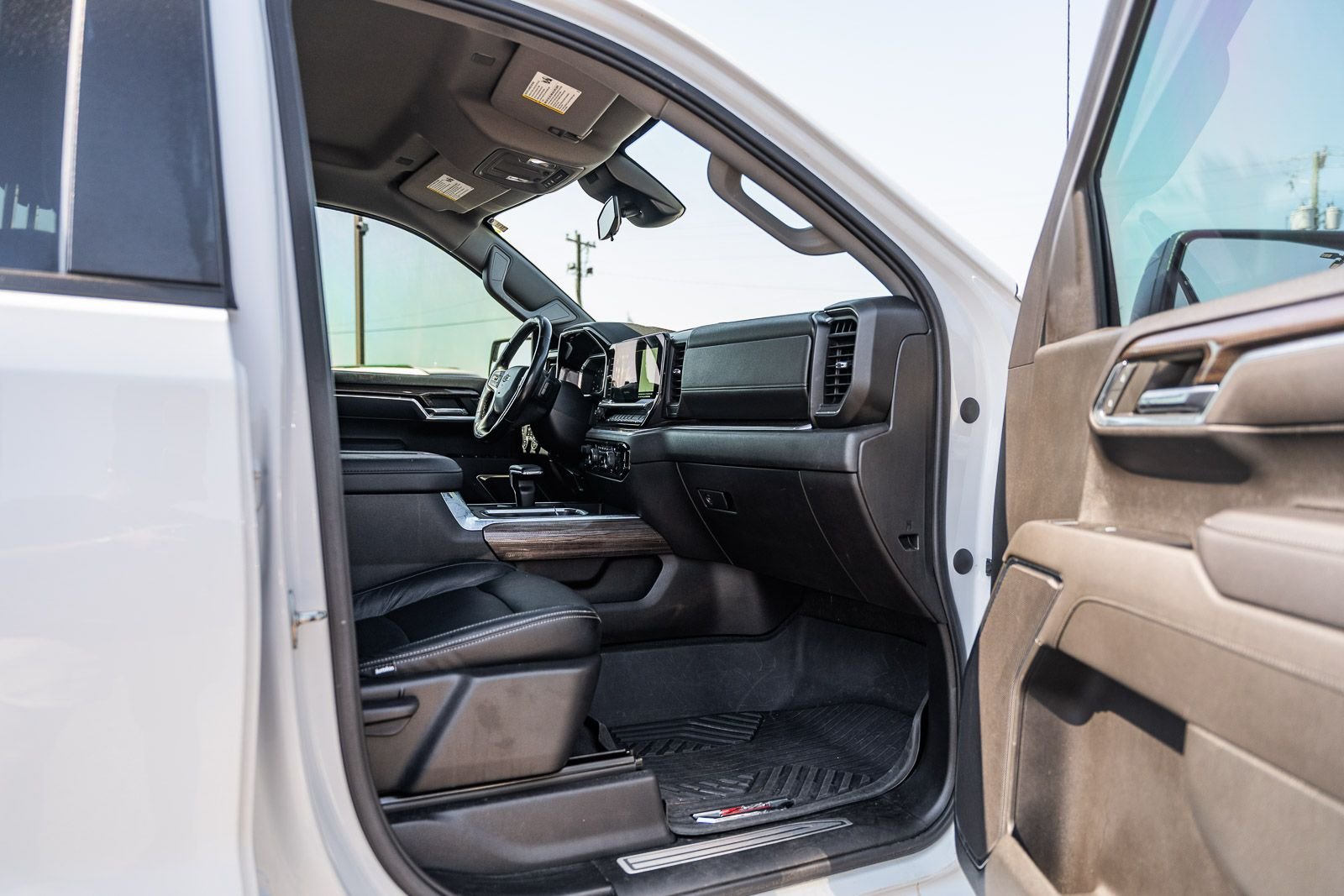 Used 2022 White Chevrolet RST image 10