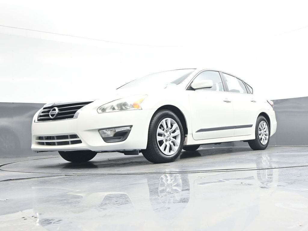 Used 2014 White Nissan 2.5 S image 34