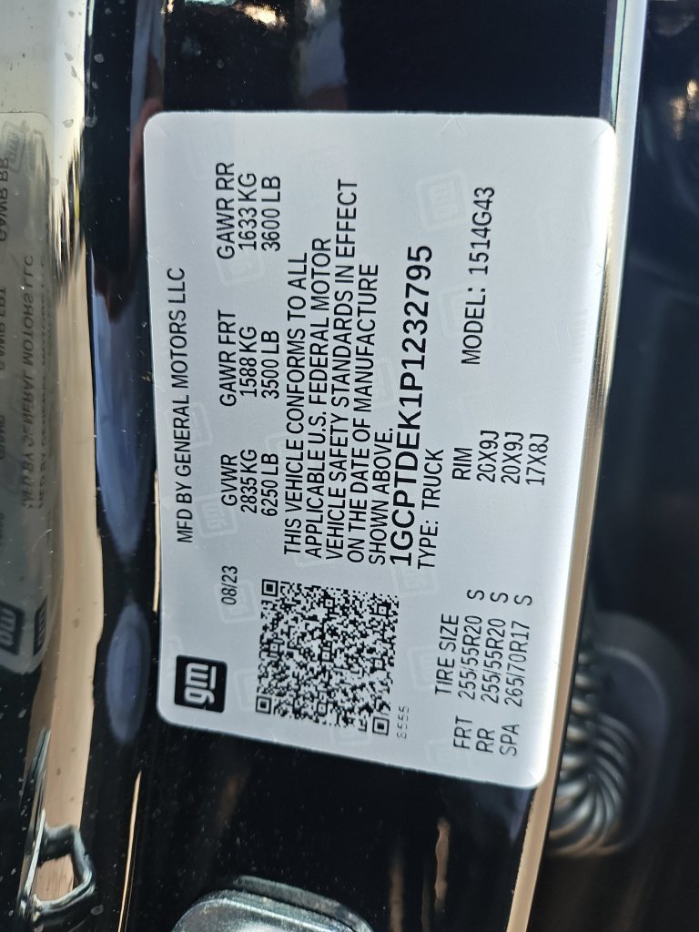 Used 2023 Black Chevrolet Z71 image 25