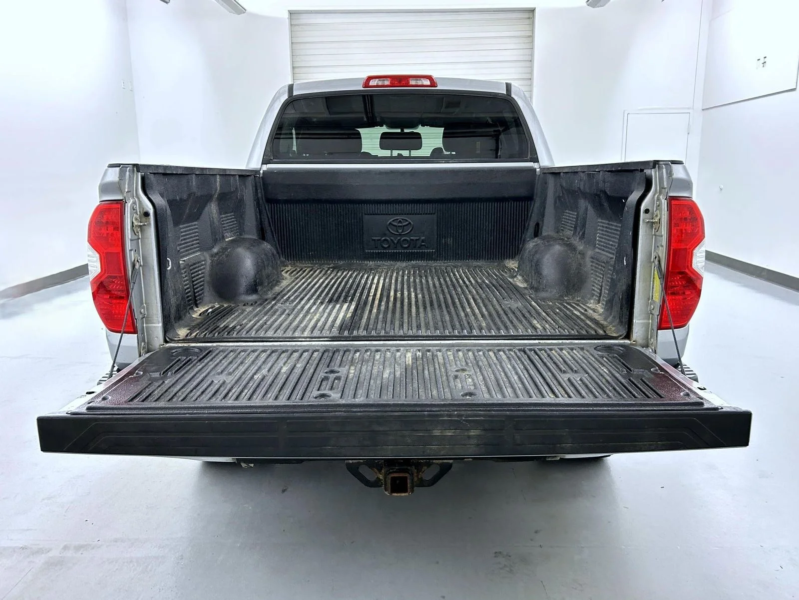 Used 2016 Silver Toyota SR5 image 22