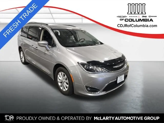 Used 2017 Silver Chrysler Touring L image 1