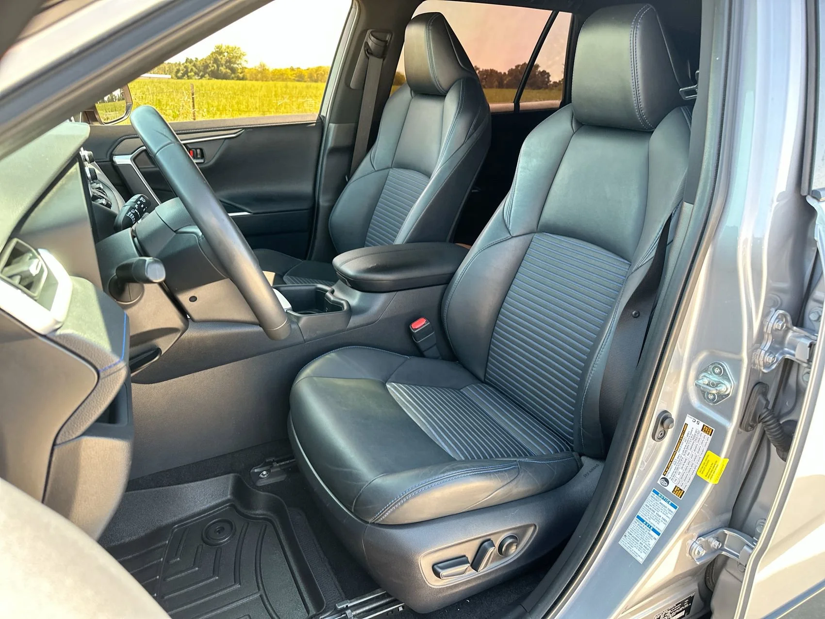 2022 Toyota RAV4 XSE - Photo 11