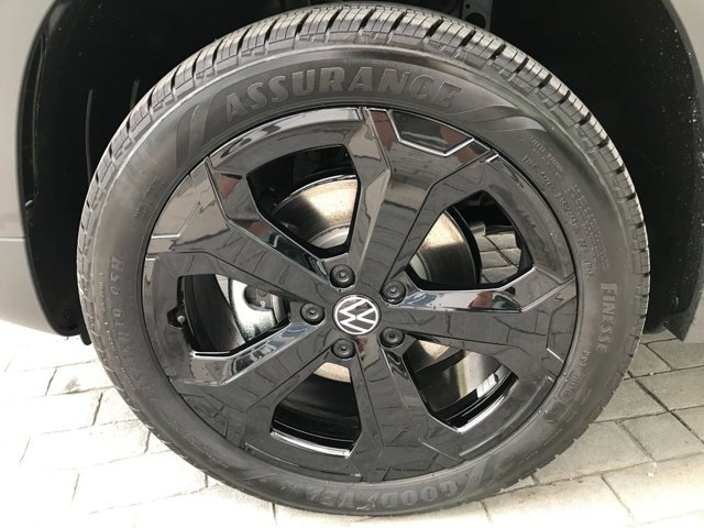 New 2026 Monument Gray w/Deep Black Roof Volkswagen SE Black image 13