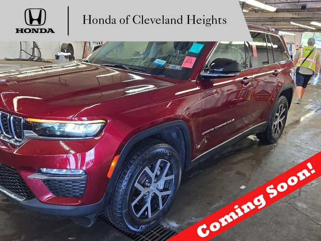 Used 2023 Velvet Red Pearlcoat Jeep Limited image 1