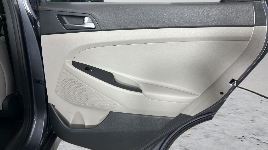 Used 2016 Grey Hyundai SE image 17