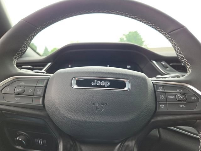 New 2026 Bright White Clear-Coat Exterior Paint Jeep Laredo image 35