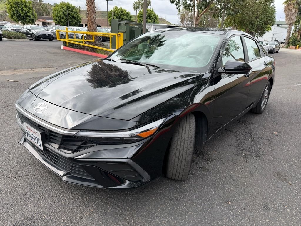 Used 2024 Black Hyundai SE image 2