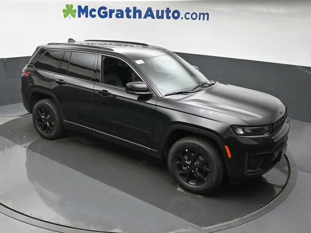 New 2026 Diamond Black Crystal Pearlcoat Jeep Altitude image 3