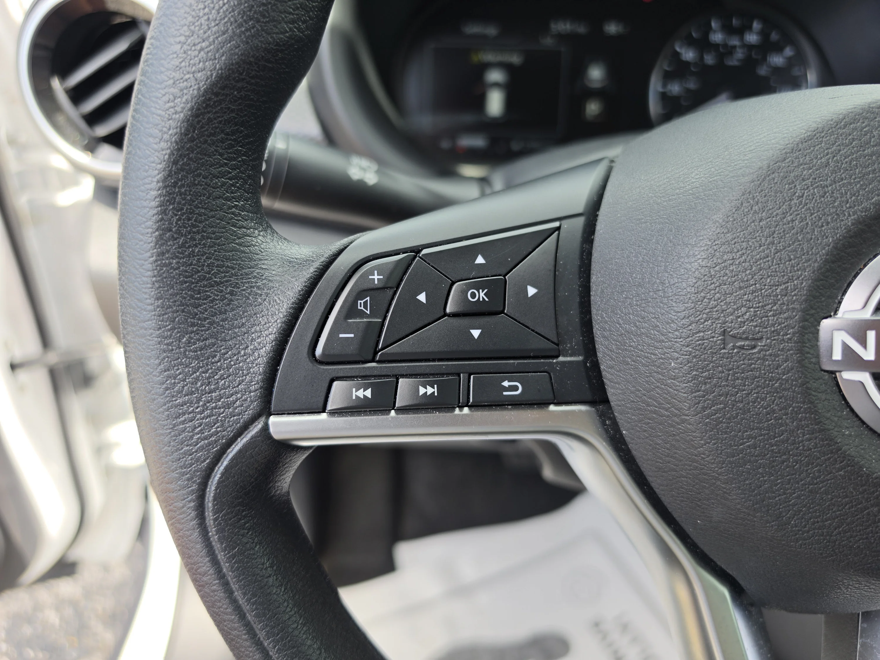 Used 2023 Aspen White Tricoat Nissan SV image 31