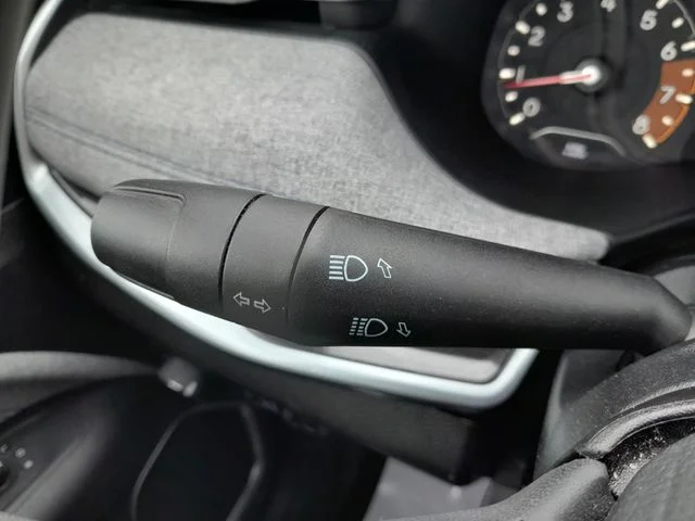 Used 2024  Jeep Latitude image 16