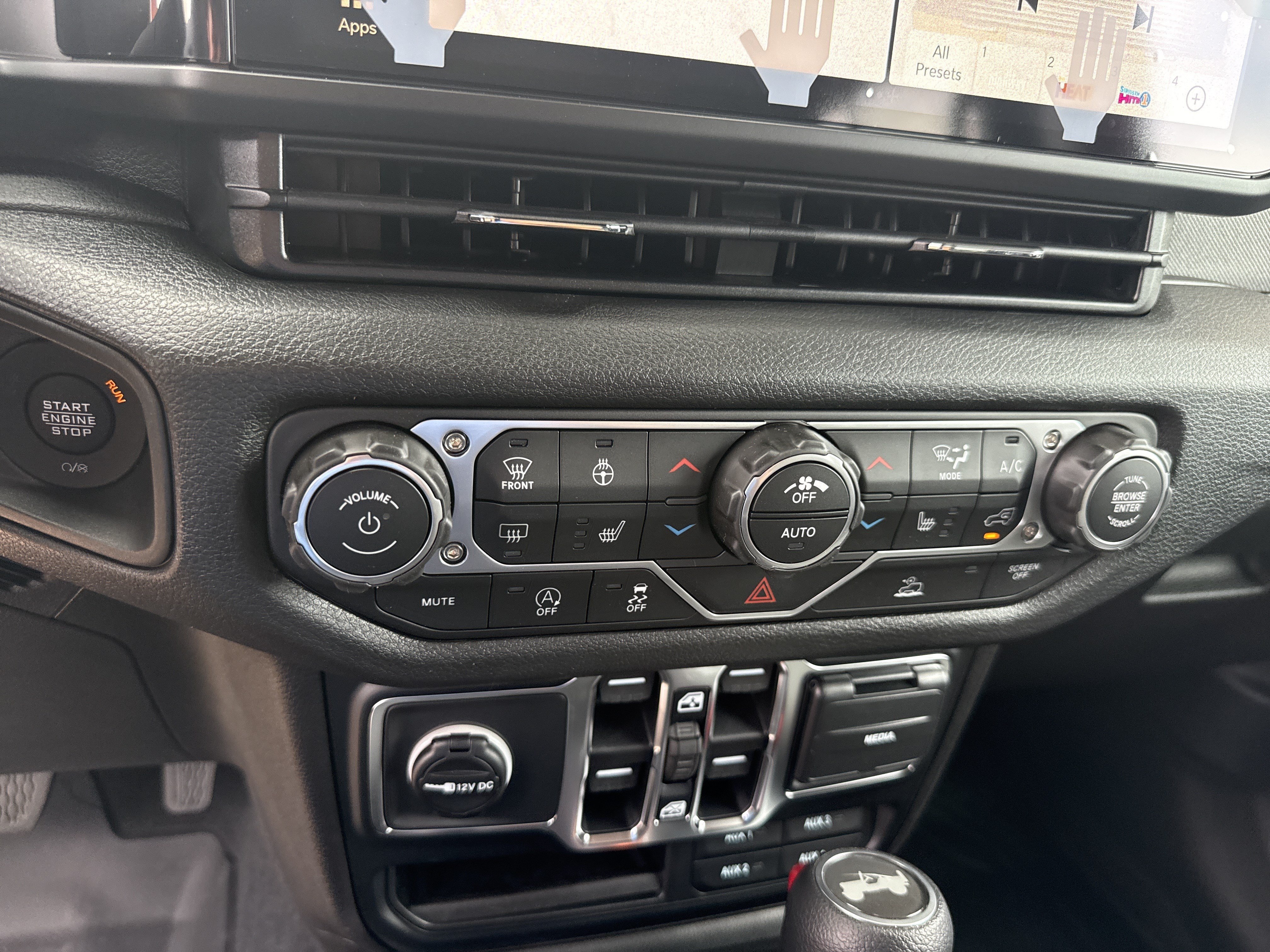 New 2026 Tuscadero Pearlcoat Jeep Sport S image 28