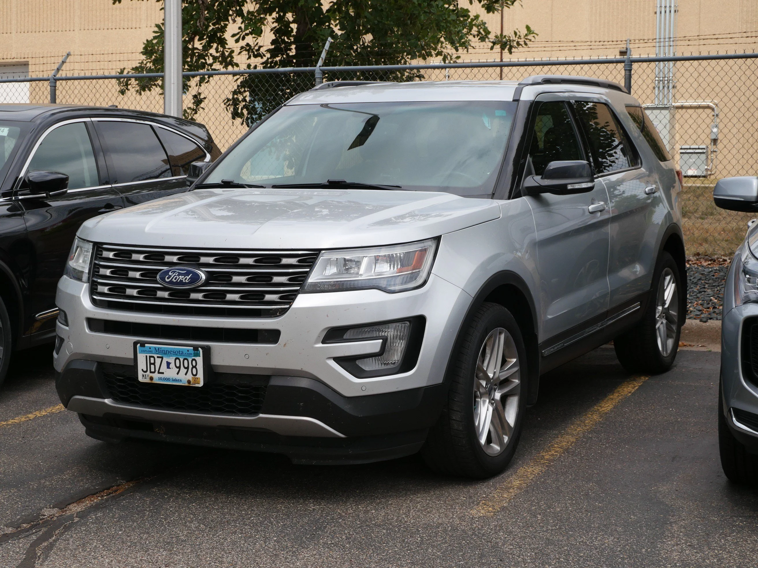 Used 2016 Ingot Silver Metallic Ford XLT image 3