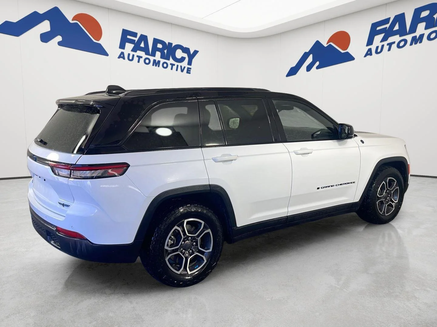 Used 2024 Bright White Clearcoat Jeep Trailhawk image 5