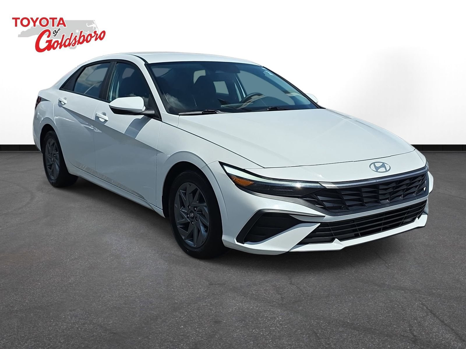 Used 2024 White Hyundai SEL image 3