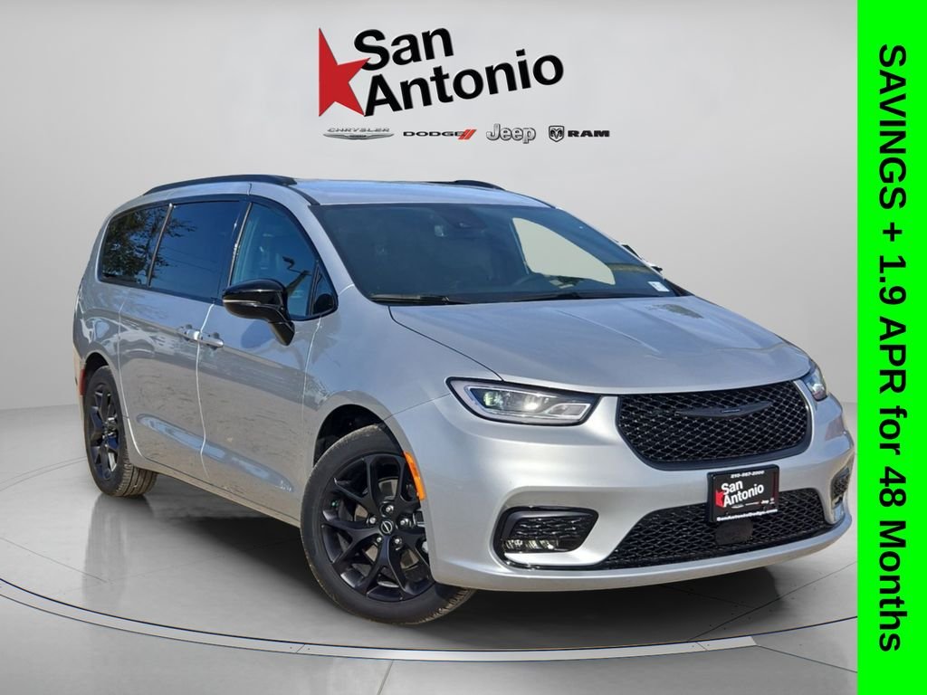 2026 Chrysler Pacifica Select's photo