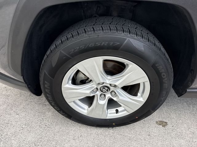 2021 Toyota RAV4 XLE - Photo 10