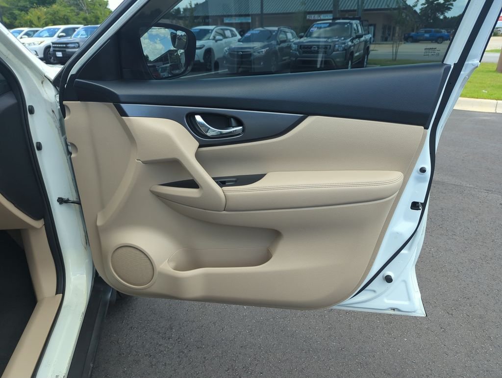 Used 2015 White Nissan SV image 32