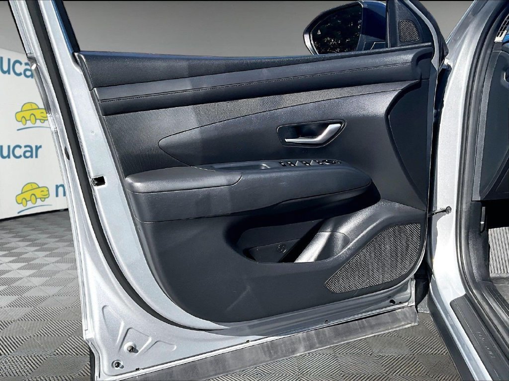 Used 2025 Silver Hyundai SE image 9