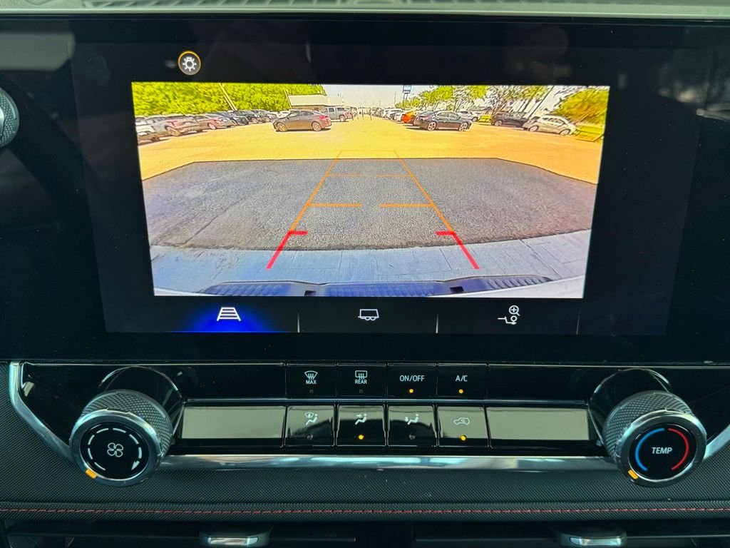 Used 2023 White Chevrolet Z71 image 33