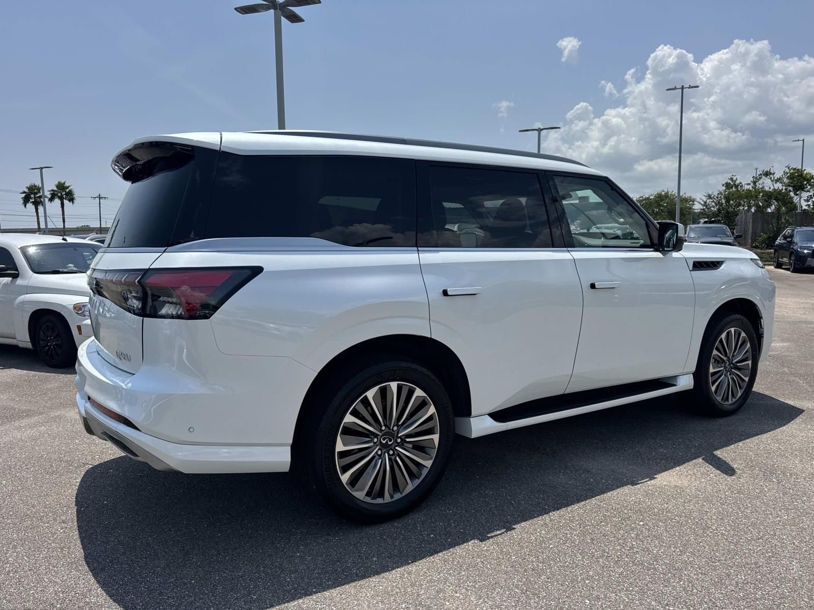 New 2027 RADIANT WHITE INFINITI Luxe 2WD image 4