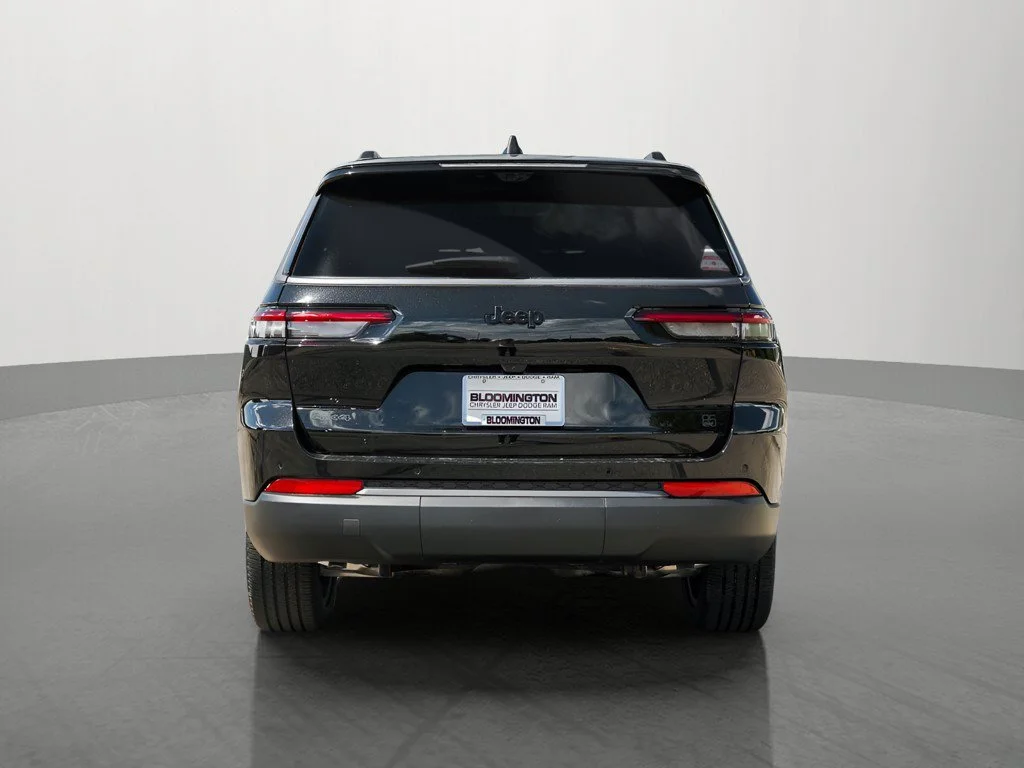 New 2026 Diamond Black Crystal Pearlcoat Jeep Limited image 4
