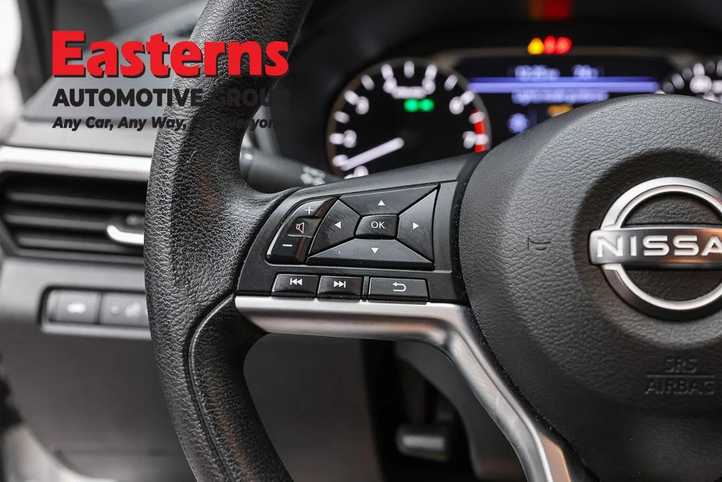 Used 2025 White Nissan 2.5 SV image 15