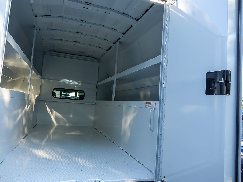 New 2026 Oxford White Ford 11' KUV image 3