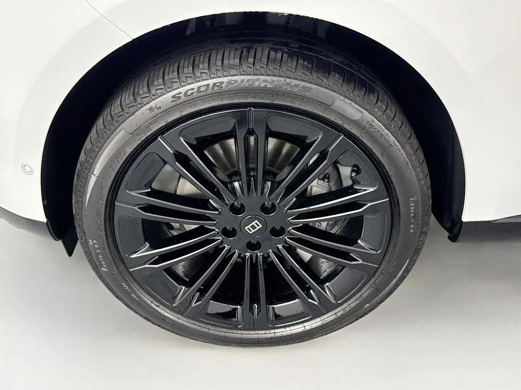 New 2027 Fuji White Land Rover SE image 33