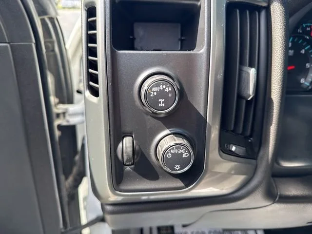 Used 2019 SUMMIT WHITE Chevrolet LT image 23
