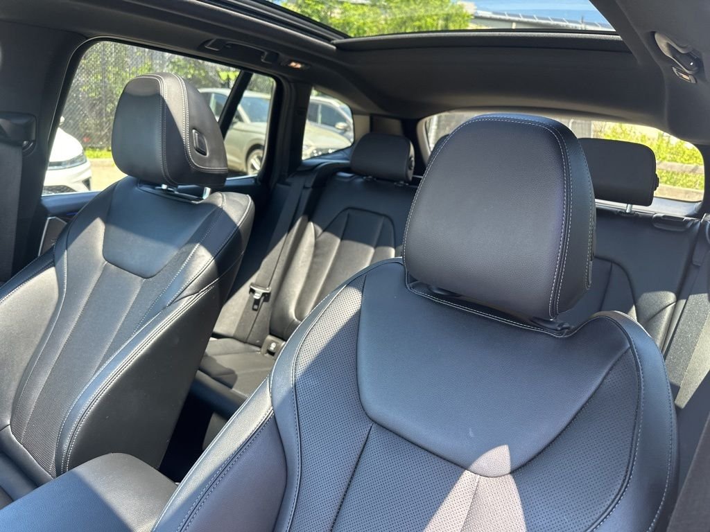 Used 2023 White BMW xDrive30i image 11